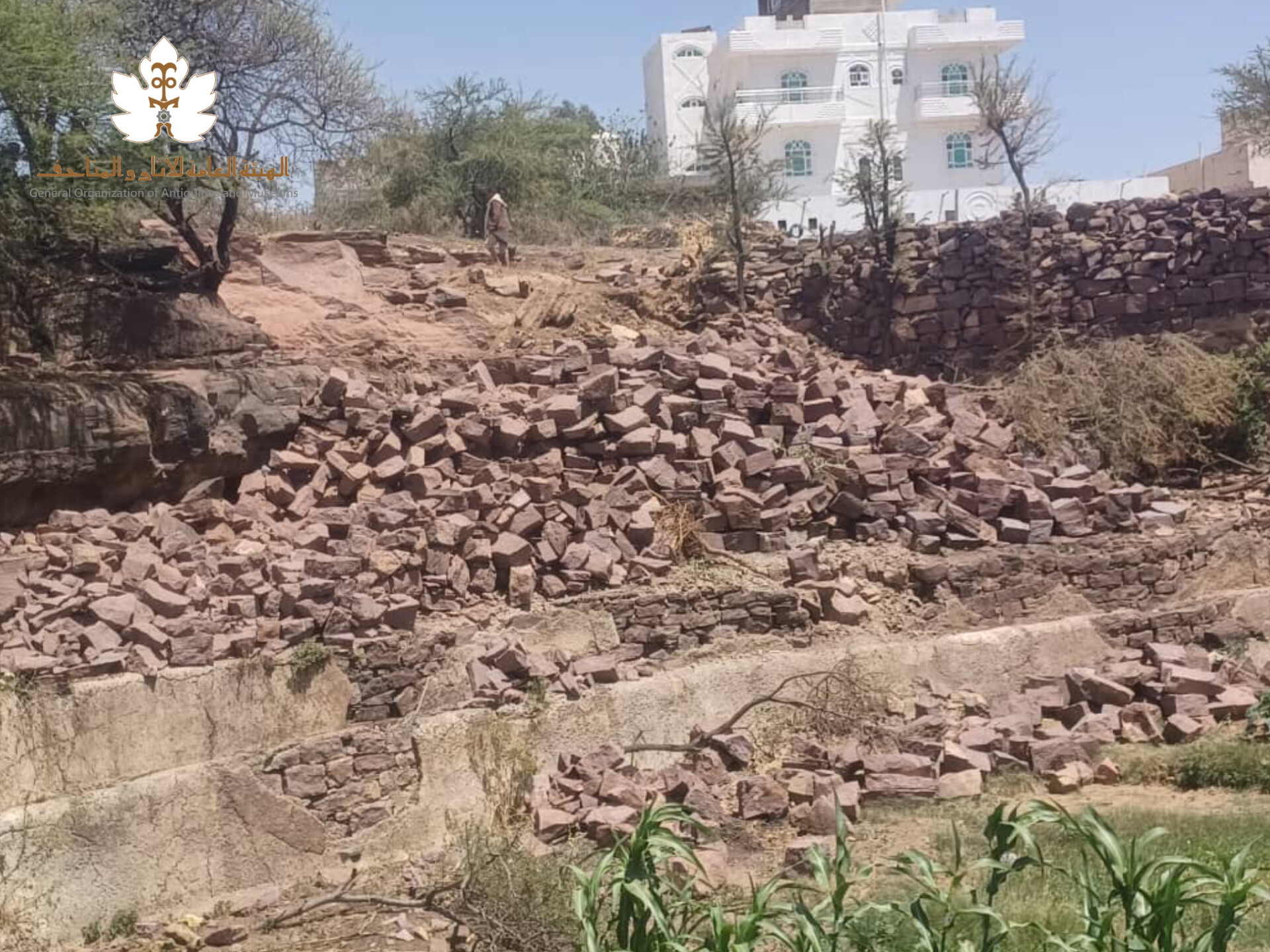 لجنة رسمية توثق اعتداء على سد أثري في مديرية جبن بمحافظة الضالع